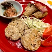 しそ梅のふわふわ鶏バーグ〜千切りキャベツ＆トマト添え〜